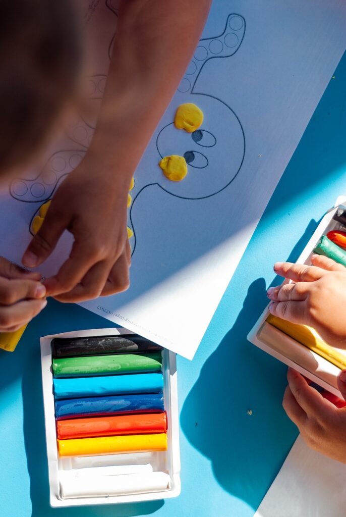 g2266005e8a3196acbbbf0bd96ec6cc1bb1bf2d0dda7ad1703bd2264f9b53814f4ca2c3674a769c740e1f7cd9f537e678ed034c672c823117f37273877ac6c259_1280-4372813 plasticine, children, game